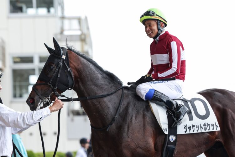 2026年6月20日の函館3R・3歳未勝利(芝2000m)において、ジャケットポケット号(牡3歳、父レイデオロ、母サピアウォーフ)が勝利